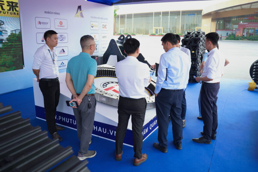 Khách hàng tham quan gian hàng Á Châu tại triển lãm